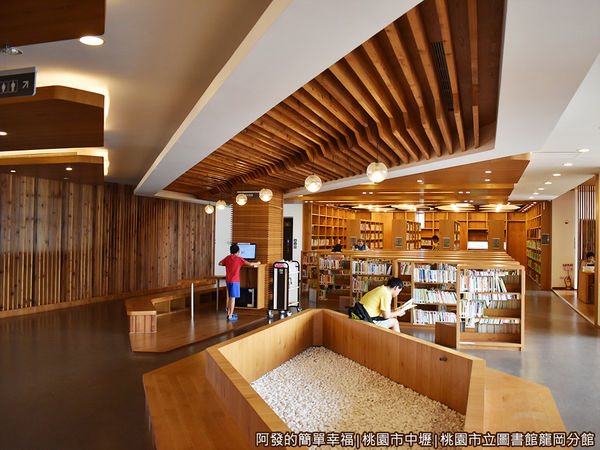 龍岡圖書館30-圖書閱覽區.JPG