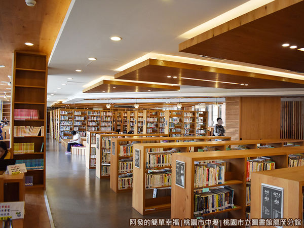 龍岡圖書館31-圖書閱覽區-藏書不算少.JPG