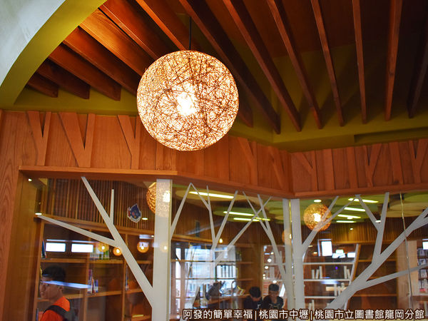 龍岡圖書館25-藤燈.JPG