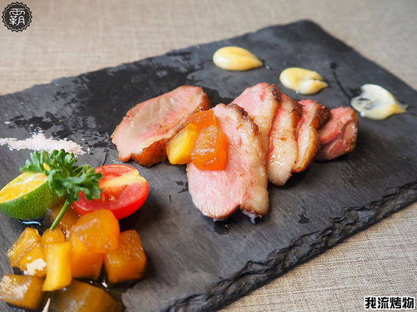 我流精緻烤物餐廳:我流精緻烤物,串燒結合酒吧裝潢,還有大螢幕可以邊吃烤物邊看球賽~