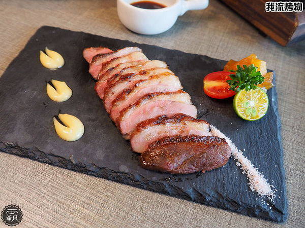 我流精緻烤物餐廳:我流精緻烤物,串燒結合酒吧裝潢,還有大螢幕可以邊吃烤物邊看球賽~