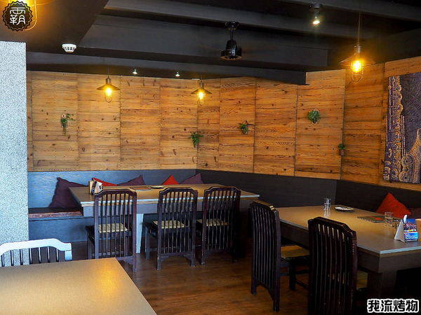 我流精緻烤物餐廳:我流精緻烤物,串燒結合酒吧裝潢,還有大螢幕可以邊吃烤物邊看球賽~