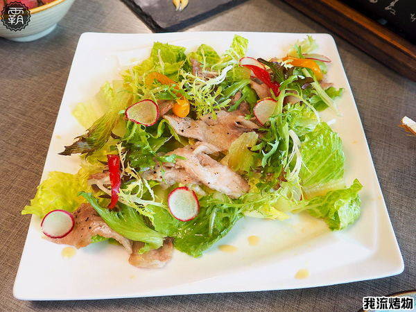 我流精緻烤物餐廳:我流精緻烤物,串燒結合酒吧裝潢,還有大螢幕可以邊吃烤物邊看球賽~