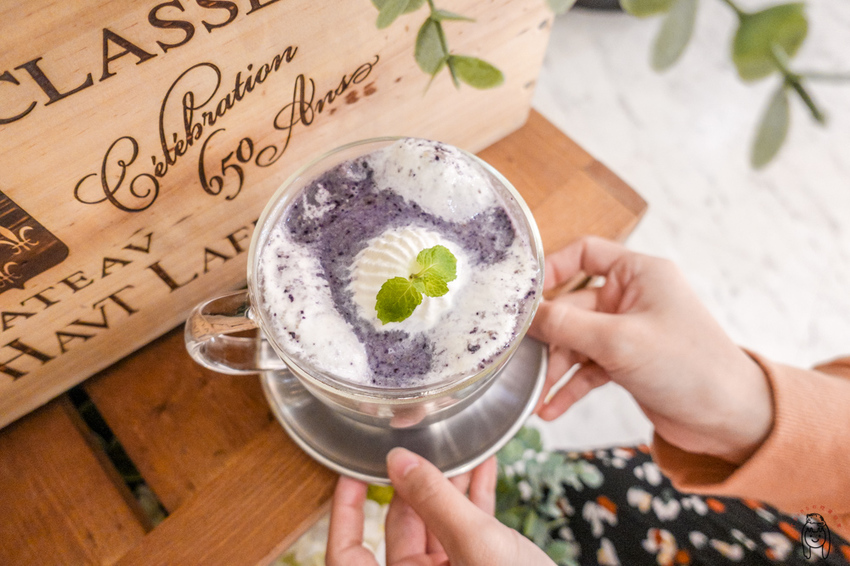 高雄下午茶 隱藏版IG網美咖啡廳，有世界最濃郁抹茶冰淇淋，還有高貴不貴的餐點、手作甜點及手作麵包喔！