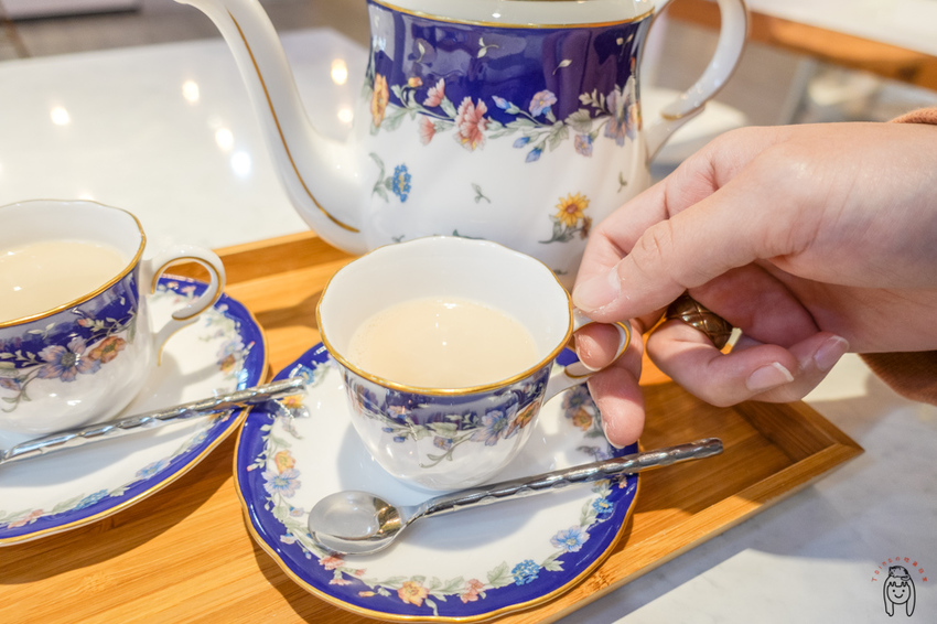 高雄下午茶 隱藏版IG網美咖啡廳，有世界最濃郁抹茶冰淇淋，還有高貴不貴的餐點、手作甜點及手作麵包喔！