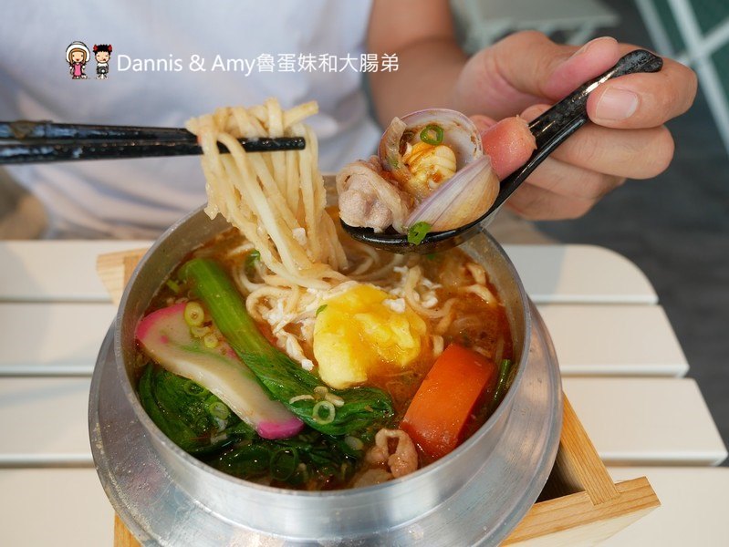 《新竹巨城附近不限時餐廳》菓然Just Juice 新竹巨城旗艦店。全新竹最美的果汁店。每日特餐平價好吃。澡堂湯屋風格好拍照少女心大噴發 ︱（影片）