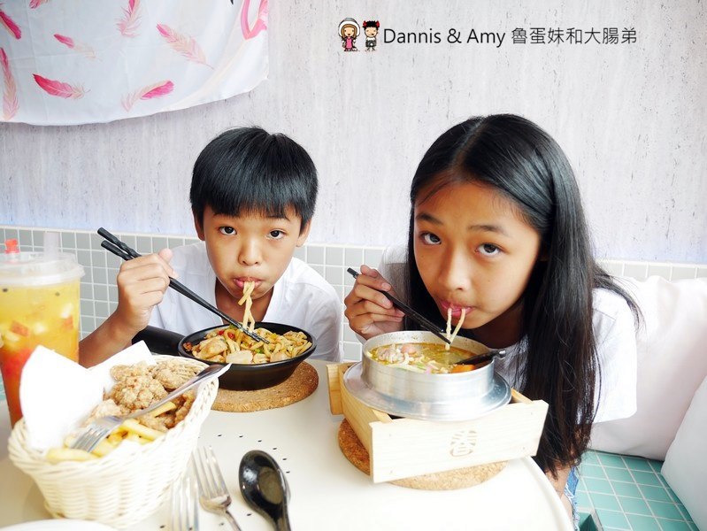 《新竹巨城附近不限時餐廳》菓然Just Juice 新竹巨城旗艦店。全新竹最美的果汁店。每日特餐平價好吃。澡堂湯屋風格好拍照少女心大噴發 ︱（影片）