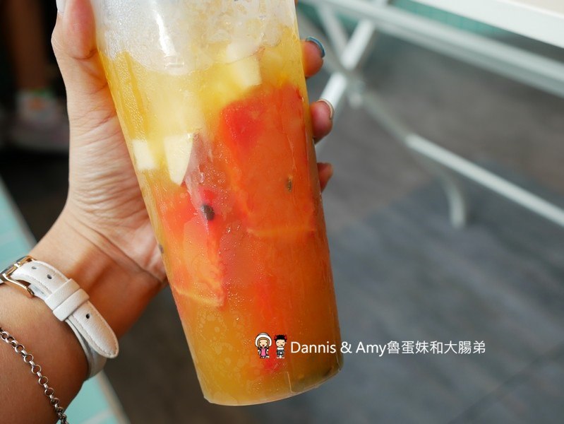 《新竹巨城附近不限時餐廳》菓然Just Juice 新竹巨城旗艦店。全新竹最美的果汁店。每日特餐平價好吃。澡堂湯屋風格好拍照少女心大噴發 ︱（影片）