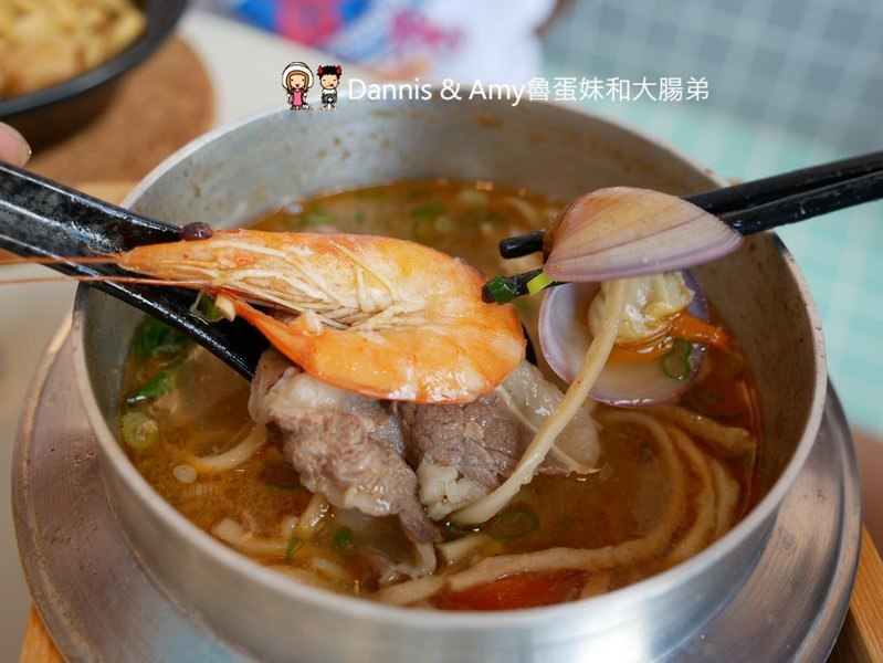 《新竹巨城附近不限時餐廳》菓然Just Juice 新竹巨城旗艦店。全新竹最美的果汁店。每日特餐平價好吃。澡堂湯屋風格好拍照少女心大噴發 ︱（影片）