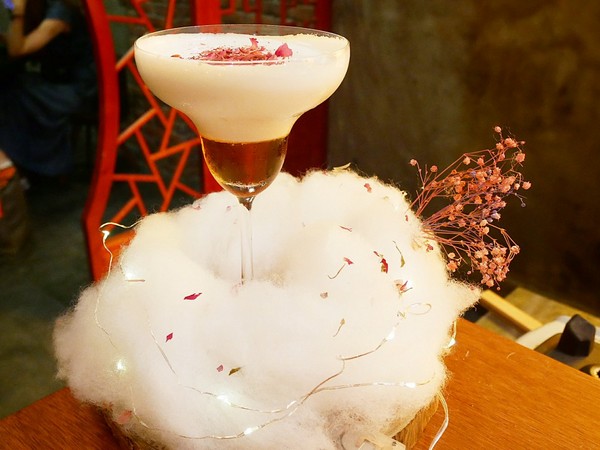 瑰秘:瑰秘餐酒館-台北六張犁站餐酒館 濃濃中國風裝潢超有特色 酒品外型搶眼 IG打卡超吸睛 餐點夠水準 搭著酒享受愉快夜晚