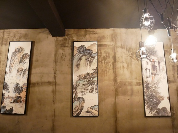 瑰秘:瑰秘餐酒館-台北六張犁站餐酒館 濃濃中國風裝潢超有特色 酒品外型搶眼 IG打卡超吸睛 餐點夠水準 搭著酒享受愉快夜晚