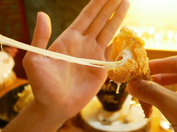 瑰秘:瑰秘餐酒館-台北六張犁站餐酒館 濃濃中國風裝潢超有特色 酒品外型搶眼 IG打卡超吸睛 餐點夠水準 搭著酒享受愉快夜晚