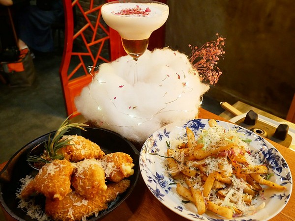 瑰秘:瑰秘餐酒館-台北六張犁站餐酒館 濃濃中國風裝潢超有特色 酒品外型搶眼 IG打卡超吸睛 餐點夠水準 搭著酒享受愉快夜晚