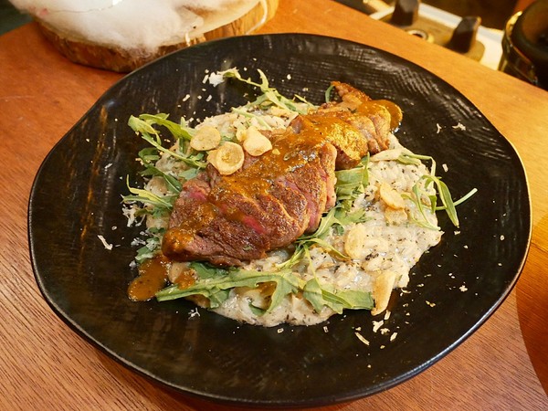 瑰秘:瑰秘餐酒館-台北六張犁站餐酒館 濃濃中國風裝潢超有特色 酒品外型搶眼 IG打卡超吸睛 餐點夠水準 搭著酒享受愉快夜晚