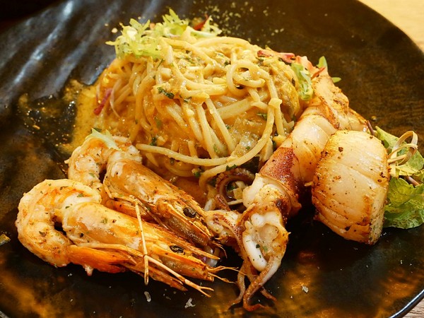 瑰秘:瑰秘餐酒館-台北六張犁站餐酒館 濃濃中國風裝潢超有特色 酒品外型搶眼 IG打卡超吸睛 餐點夠水準 搭著酒享受愉快夜晚