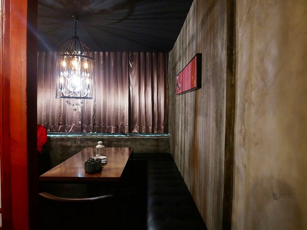 瑰秘:瑰秘餐酒館-台北六張犁站餐酒館 濃濃中國風裝潢超有特色 酒品外型搶眼 IG打卡超吸睛 餐點夠水準 搭著酒享受愉快夜晚