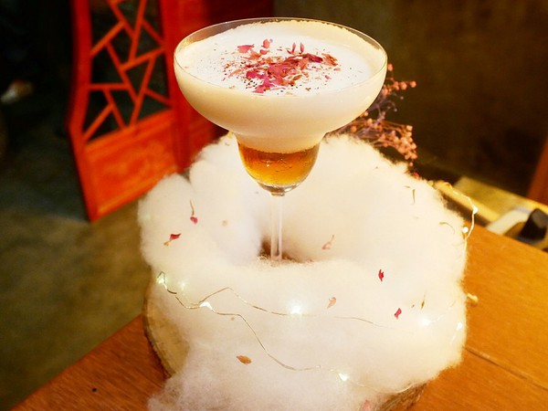 瑰秘:瑰秘餐酒館-台北六張犁站餐酒館 濃濃中國風裝潢超有特色 酒品外型搶眼 IG打卡超吸睛 餐點夠水準 搭著酒享受愉快夜晚