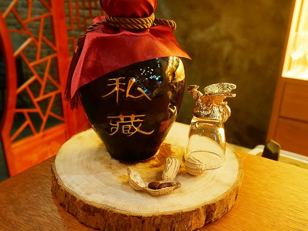 瑰秘:瑰秘餐酒館-台北六張犁站餐酒館 濃濃中國風裝潢超有特色 酒品外型搶眼 IG打卡超吸睛 餐點夠水準 搭著酒享受愉快夜晚