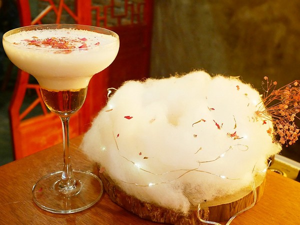 瑰秘:瑰秘餐酒館-台北六張犁站餐酒館 濃濃中國風裝潢超有特色 酒品外型搶眼 IG打卡超吸睛 餐點夠水準 搭著酒享受愉快夜晚