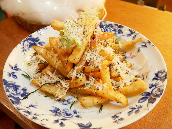 瑰秘:瑰秘餐酒館-台北六張犁站餐酒館 濃濃中國風裝潢超有特色 酒品外型搶眼 IG打卡超吸睛 餐點夠水準 搭著酒享受愉快夜晚