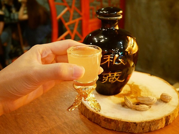 瑰秘:瑰秘餐酒館-台北六張犁站餐酒館 濃濃中國風裝潢超有特色 酒品外型搶眼 IG打卡超吸睛 餐點夠水準 搭著酒享受愉快夜晚