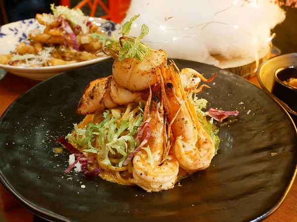 瑰秘:瑰秘餐酒館-台北六張犁站餐酒館 濃濃中國風裝潢超有特色 酒品外型搶眼 IG打卡超吸睛 餐點夠水準 搭著酒享受愉快夜晚