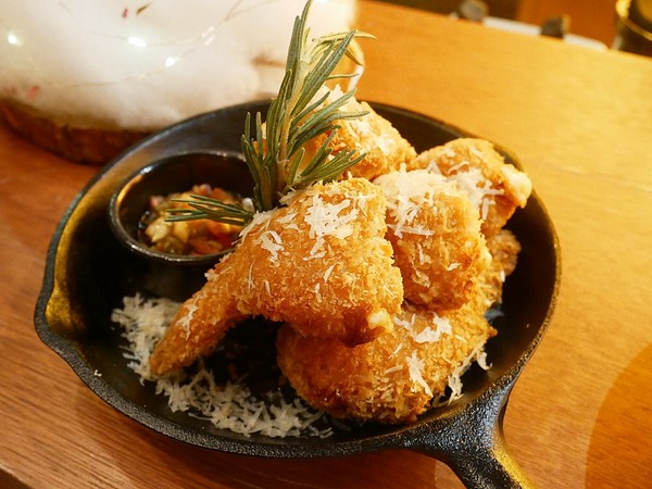 瑰秘:瑰秘餐酒館-台北六張犁站餐酒館 濃濃中國風裝潢超有特色 酒品外型搶眼 IG打卡超吸睛 餐點夠水準 搭著酒享受愉快夜晚