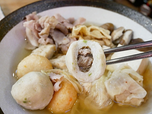 紅屋頂：紅屋頂關東煮-逢甲特色關東煮  煮物、烤物、炸物一次享受  也能品嘗原住民特色手作料裡