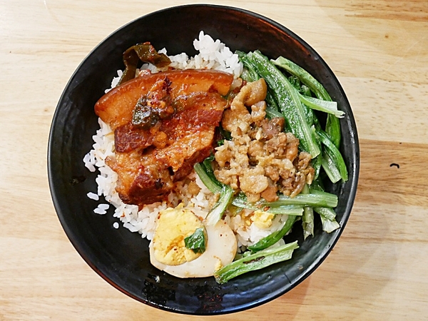 紅屋頂：紅屋頂關東煮-逢甲特色關東煮  煮物、烤物、炸物一次享受  也能品嘗原住民特色手作料裡