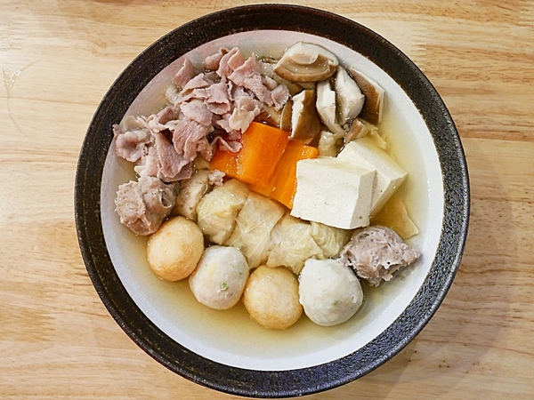 紅屋頂：紅屋頂關東煮-逢甲特色關東煮  煮物、烤物、炸物一次享受  也能品嘗原住民特色手作料裡