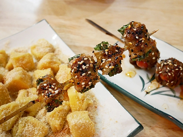 紅屋頂：紅屋頂關東煮-逢甲特色關東煮  煮物、烤物、炸物一次享受  也能品嘗原住民特色手作料裡