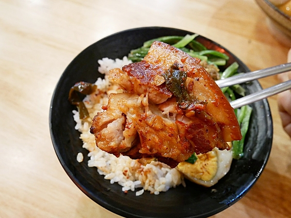 紅屋頂：紅屋頂關東煮-逢甲特色關東煮  煮物、烤物、炸物一次享受  也能品嘗原住民特色手作料裡