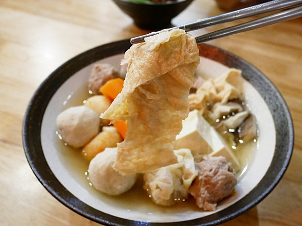 紅屋頂：紅屋頂關東煮-逢甲特色關東煮  煮物、烤物、炸物一次享受  也能品嘗原住民特色手作料裡