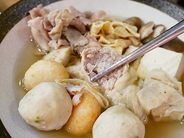 紅屋頂：紅屋頂關東煮-逢甲特色關東煮  煮物、烤物、炸物一次享受  也能品嘗原住民特色手作料裡