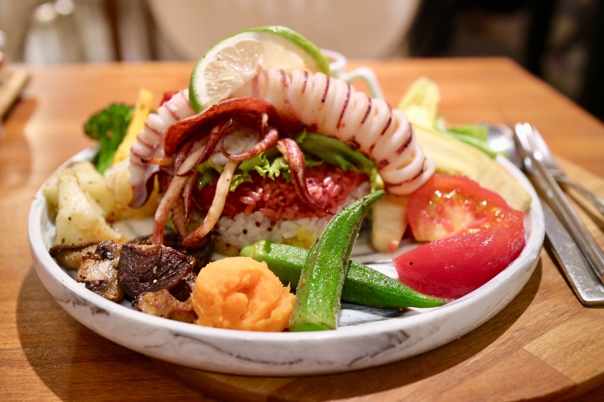 【成真咖啡 Come true coffee】創意咖啡館 | 芒果舒芙蕾厚鬆餅 | 網美必拍彩虹飯 - 邦妮2兔