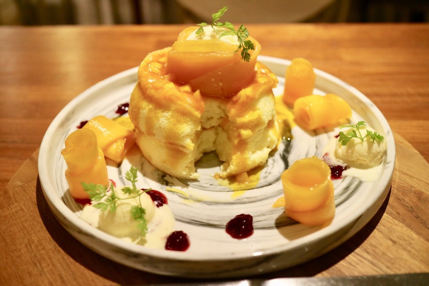 【成真咖啡 Come true coffee】創意咖啡館 | 芒果舒芙蕾厚鬆餅 | 網美必拍彩虹飯 - 邦妮2兔