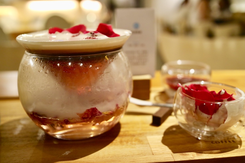 【成真咖啡 Come true coffee】創意咖啡館 | 芒果舒芙蕾厚鬆餅 | 網美必拍彩虹飯 - 邦妮2兔