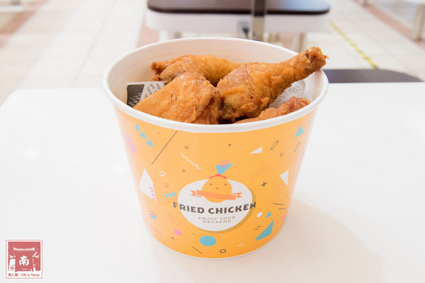 喬治廚房:【台南美食】薄皮炸雞冷了還是脆|日式蝦捲披薩|鹹豬肉披薩|多人分享餐|個人獨享餐~~喬治廚房披薩炸雞專賣店