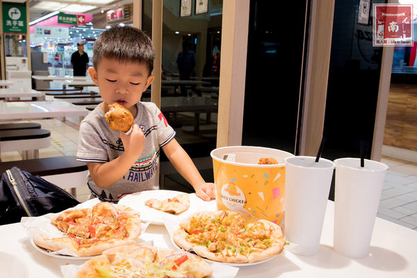 喬治廚房:【台南美食】薄皮炸雞冷了還是脆|日式蝦捲披薩|鹹豬肉披薩|多人分享餐|個人獨享餐~~喬治廚房披薩炸雞專賣店