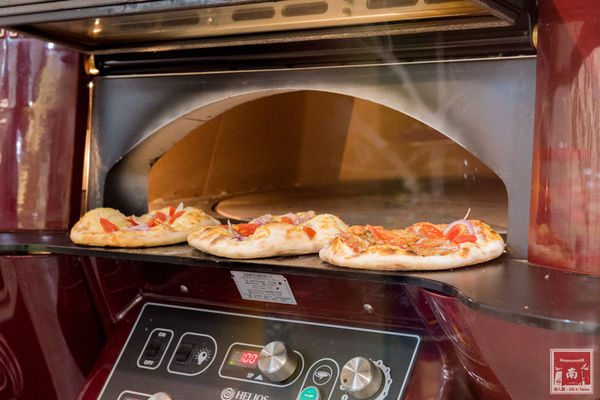 喬治廚房:【台南美食】薄皮炸雞冷了還是脆|日式蝦捲披薩|鹹豬肉披薩|多人分享餐|個人獨享餐~~喬治廚房披薩炸雞專賣店