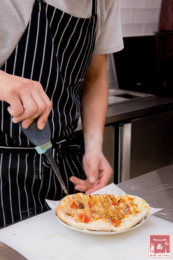 喬治廚房:【台南美食】薄皮炸雞冷了還是脆|日式蝦捲披薩|鹹豬肉披薩|多人分享餐|個人獨享餐~~喬治廚房披薩炸雞專賣店