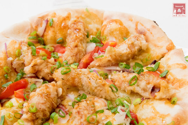 喬治廚房:【台南美食】薄皮炸雞冷了還是脆|日式蝦捲披薩|鹹豬肉披薩|多人分享餐|個人獨享餐~~喬治廚房披薩炸雞專賣店