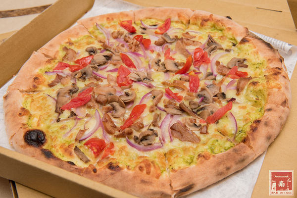 喬治廚房:【台南美食】薄皮炸雞冷了還是脆|日式蝦捲披薩|鹹豬肉披薩|多人分享餐|個人獨享餐~~喬治廚房披薩炸雞專賣店