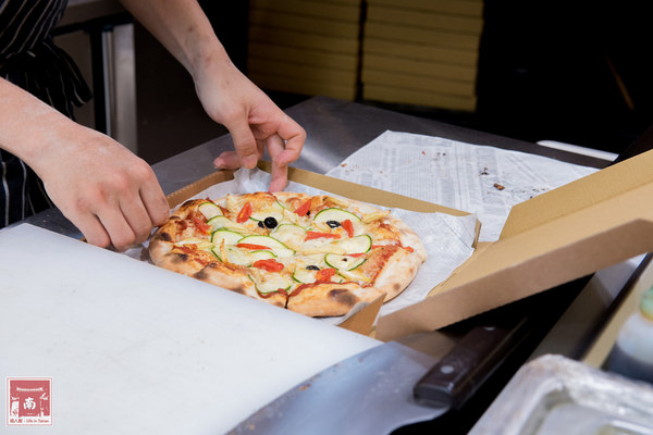 喬治廚房:【台南美食】薄皮炸雞冷了還是脆|日式蝦捲披薩|鹹豬肉披薩|多人分享餐|個人獨享餐~~喬治廚房披薩炸雞專賣店