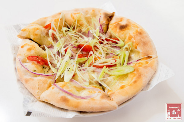 喬治廚房:【台南美食】薄皮炸雞冷了還是脆|日式蝦捲披薩|鹹豬肉披薩|多人分享餐|個人獨享餐~~喬治廚房披薩炸雞專賣店