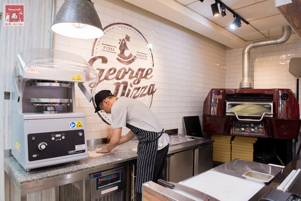 喬治廚房:【台南美食】薄皮炸雞冷了還是脆|日式蝦捲披薩|鹹豬肉披薩|多人分享餐|個人獨享餐~~喬治廚房披薩炸雞專賣店