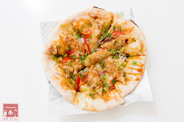 喬治廚房:【台南美食】薄皮炸雞冷了還是脆|日式蝦捲披薩|鹹豬肉披薩|多人分享餐|個人獨享餐~~喬治廚房披薩炸雞專賣店