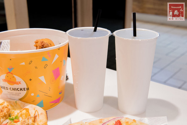 喬治廚房:【台南美食】薄皮炸雞冷了還是脆|日式蝦捲披薩|鹹豬肉披薩|多人分享餐|個人獨享餐~~喬治廚房披薩炸雞專賣店