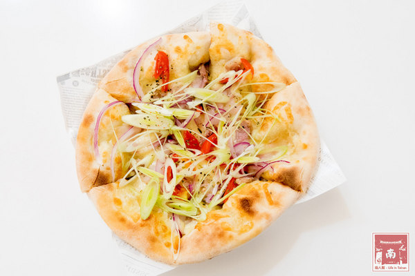 喬治廚房:【台南美食】薄皮炸雞冷了還是脆|日式蝦捲披薩|鹹豬肉披薩|多人分享餐|個人獨享餐~~喬治廚房披薩炸雞專賣店