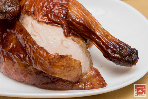 喬治廚房:【台南美食】薄皮炸雞冷了還是脆|日式蝦捲披薩|鹹豬肉披薩|多人分享餐|個人獨享餐~~喬治廚房披薩炸雞專賣店